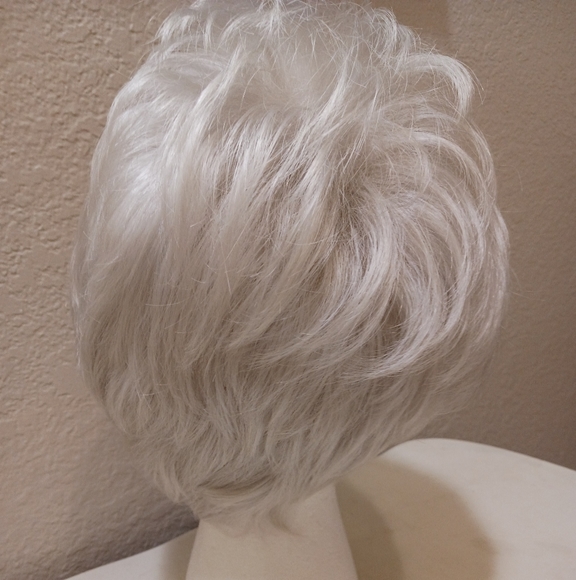 New, synthetic wig - Picture 3 of 7